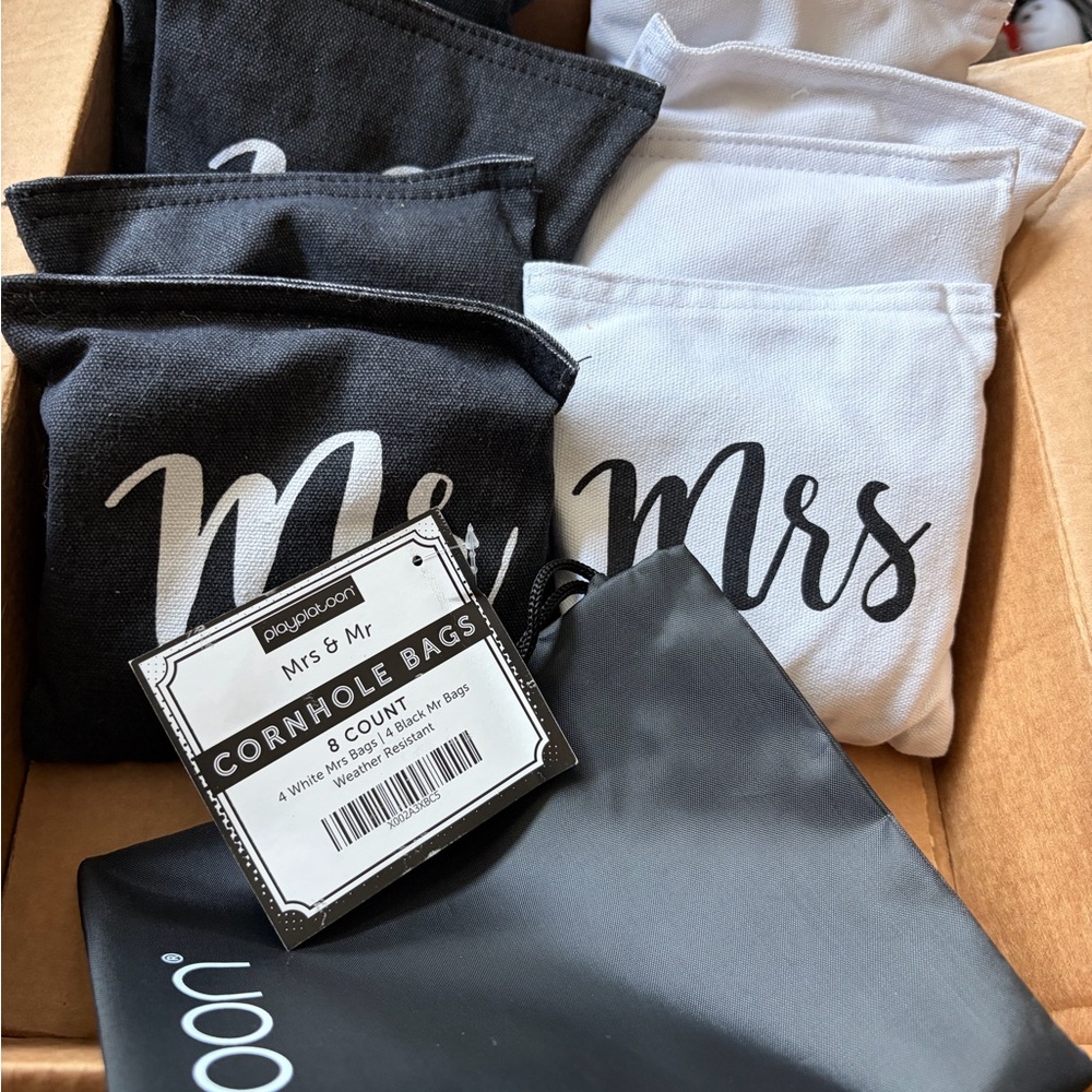 Mrs & Mr Cornhole Bags Set - Black and White